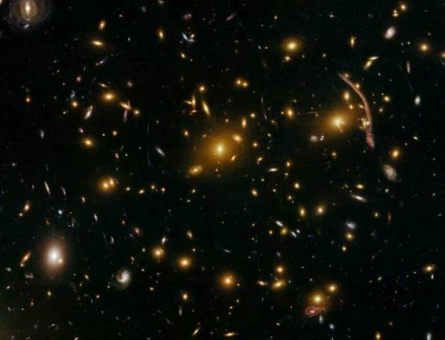 galaktic 42 Галактики распределены равномерно в бесконечной Вселенной
