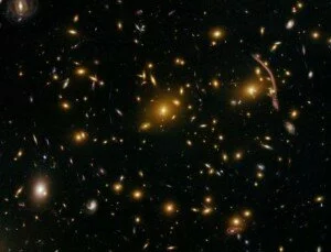 Галактики распределены равномерно в бесконечной Вселенной